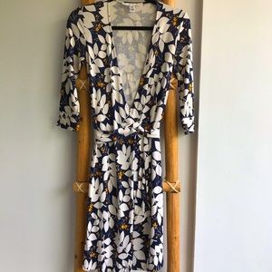 DVF Retro Style Leaf and Floral Print Wrap Dress Sz 2